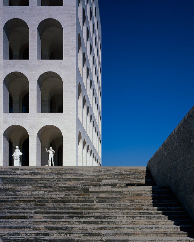 Здание Дворца итальянской цивилизации построенное в 1942 году Джованни Гвер­рини Эрнесто Бруно Ла Падулой и Марио Романо...