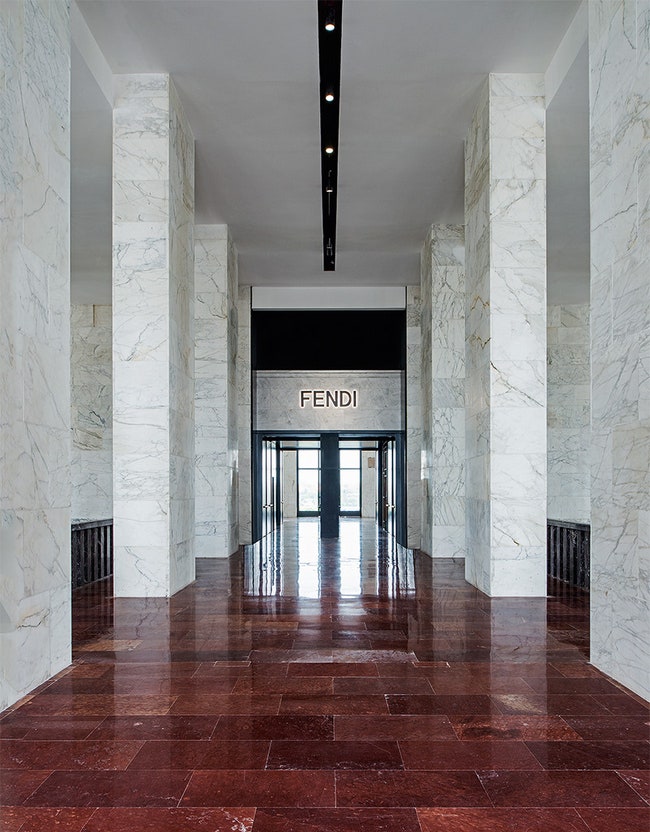 Входная зона в отреставрированный дворец ставший штабквартирой модного Дома Fendi.