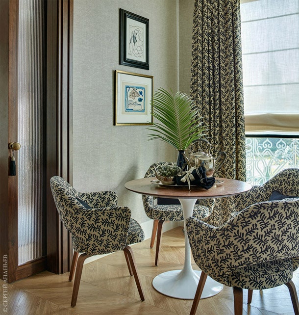 Уголок для завтраков на кухне с винтажными креслами Knoll переобитыми новой тканью и столиком Tulip по дизайну Эро...