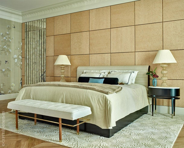 Спальня хозяев. Кровать размером 2×2 метра и прикроватные столики изготовлены на заказ по эскизам Лейлы. Стена в...