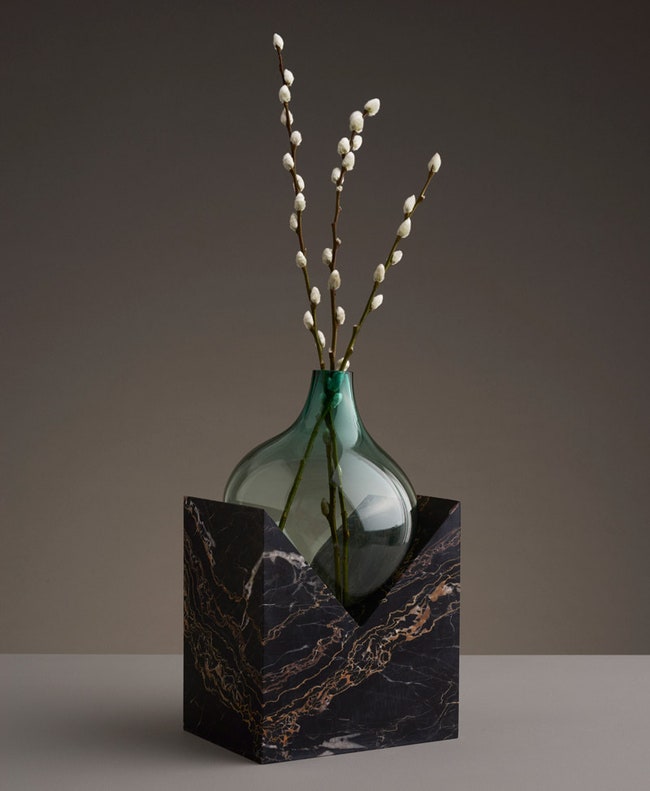 Стеклянные вазы на подставках из камня коллекция Indefinite от дизайнерской студии EO | Admagazine