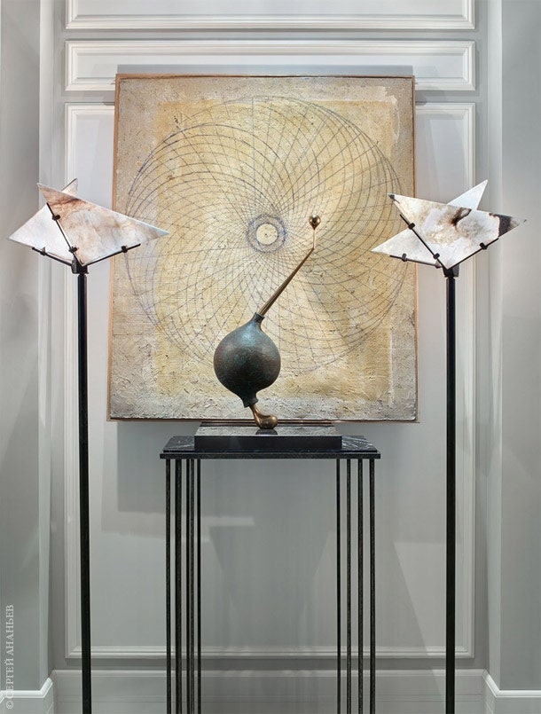 В холле — парные антикварные светильники по дизайну Пьера Шаро Transatlantique работа Марины Кастальской из галереи...
