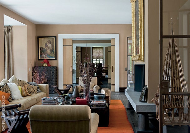 В гостиной мягкая мебель по дизайну Жадо обита тканью Bruder. Лионель гордится своим роскошным гранитным камином.