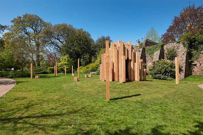 Деревянный грот Hollow в Бристоле инсталляция из 10 тысяч брусков разных пород дерева | Admagazine
