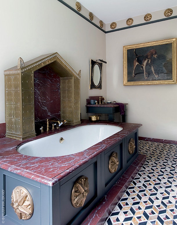 Ампирную ванну Лионель много лет назад купил в Париже и не мог найти ей достойного применения. Пока не стал оформлять...