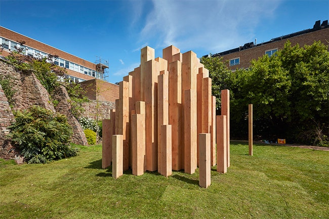 Деревянный грот Hollow в Бристоле инсталляция из 10 тысяч брусков разных пород дерева | Admagazine