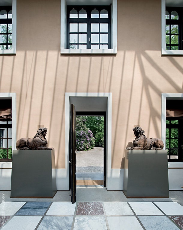 Внутренний двор охраняет пара неоклассических сфинксов купленных в Париже.