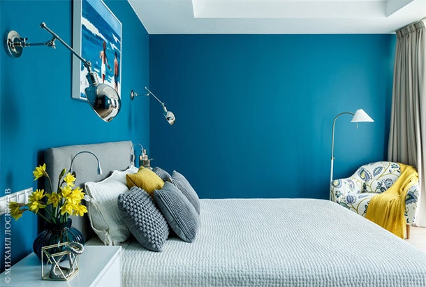 Летнее настроение в главной спальне задает в том числе и кресло CrateampBarrel с цветочным орнаментом. Кровать и...