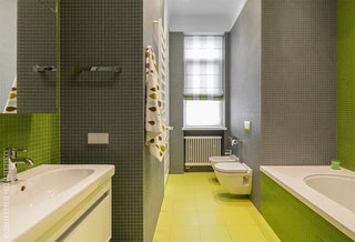 Стены ванной при детских комнатах отделаны стеклянной мозаикой. Цвета авторы выбирали quotна выростquot с перспективой...