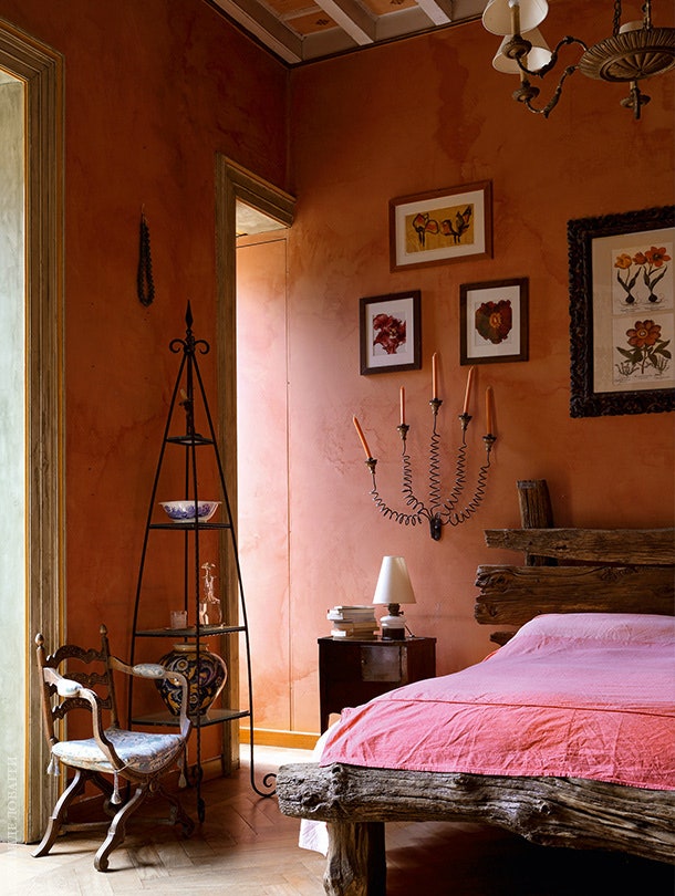 Спальня хозяина. Кровать в рустикальном стиле выполнена по эскизам Безаны из местного дерева.