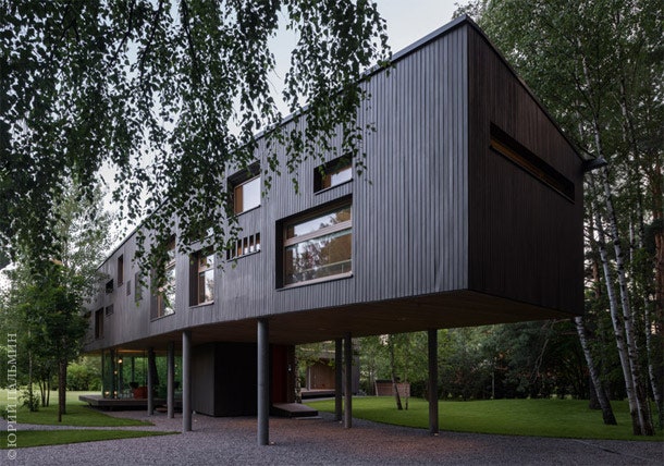 Дом собранный из деревянных панелей и опирающийся на стройные металлические колонны кажется ­парящим в воздухе.