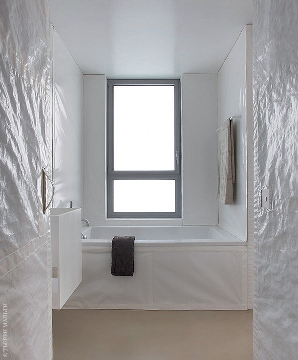 Стены стерильно белой ванны обтянуты полиэтиленом.