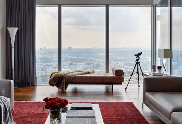 Фрагмент гостиной с панорамным видом на Москву.