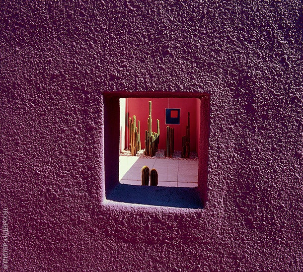 Небольшие проемы в стенах и резкие тени напоминают об Испании а обилие кактусов — о Мексике до которой отсюда рукой подать.