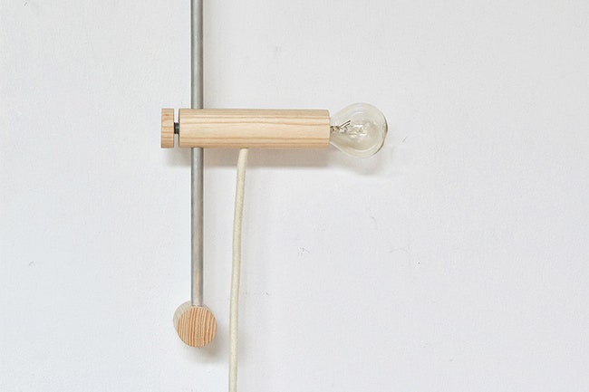 Регулируемый настенный светильник Set из ясеня голландского дизайнера Рейнира де Йонга | Admagazine