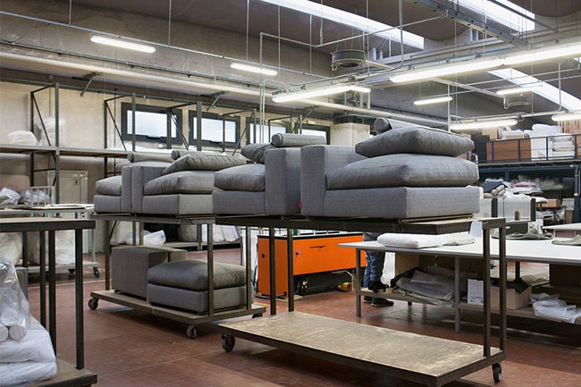 На этих тележках диваны находятся в течение всего этапа производства от сборки каркаса до упаковки.