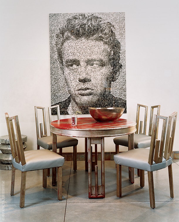 Комната для завтраков. Портрет Джеймса Дина художника Роберта Сильверса. Стол и стулья дизайна Джеймса Монта 1940‑е.
