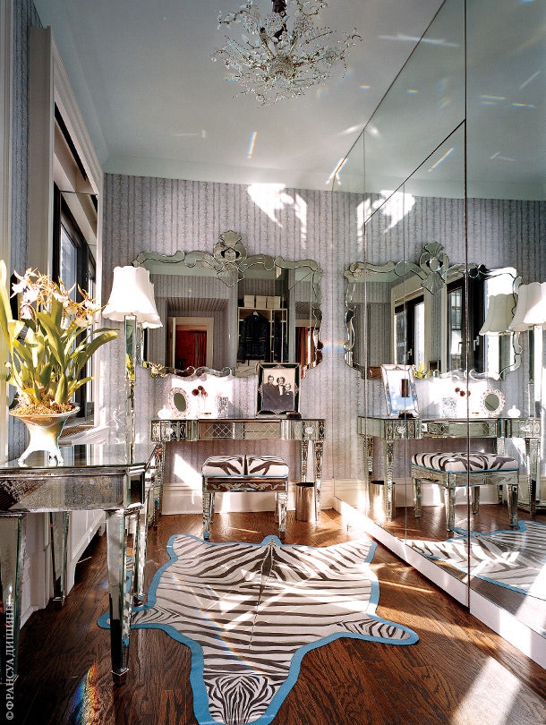 Гардеробная комната сделана в стиле классического голливудского гламура с зеркальной мебелью и торшером 1940х годов.