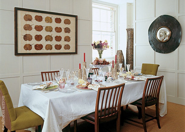На стене в столовой — композиция из сухих листьев которую составила английская художница Линда Берд. Стол сервирован...