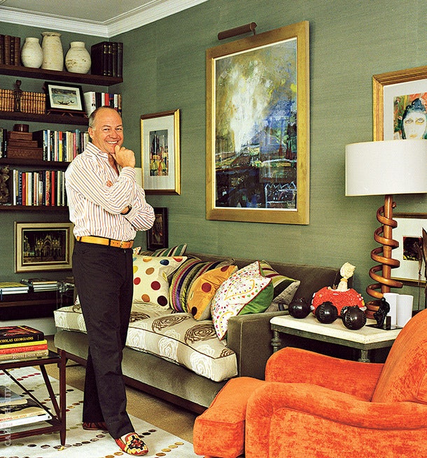Уильям Йовард в гостиной своей лондонской квартиры. Диван и подушки обтянуты тканями из его коллекций.