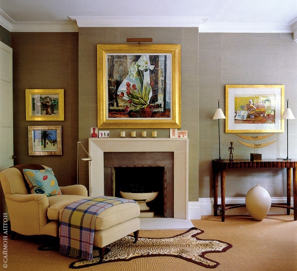 Фрагмент гостиной. На стенах — работы шотландского художника Джона Брауна 19802000х годов купленные в Эдинбурге.