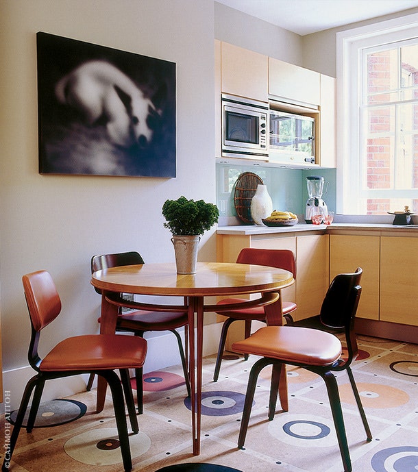 Стол и стулья 1950х годов Йовард нашел в Лондоне. Рисунок из пластиковых кругов на полу выложен по образцу антикварной...