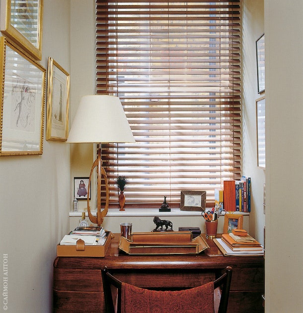 Домашний кабинет примыкает к спальне. Лампу 1930х годов хозяин купил в Париже. Английский письменный стол 1950е годы.