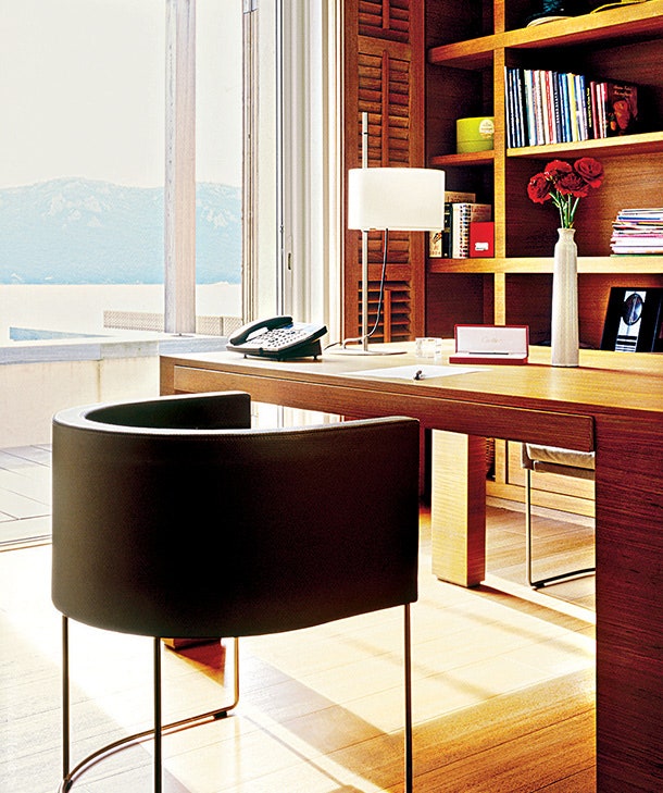 Кабинет. Стол и шкафы сделаны по дизайну Дидье Гомеса. Кресло Matteograssi.