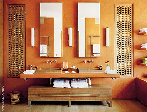 Ванная комната хозяев. Раковина из тика и резные панели по дизайну Дидье Гомеса. Фурнитура Dornbracht.