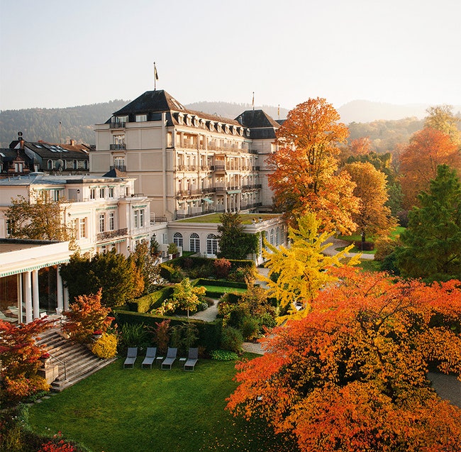 Окна Villa Stephanie выходят на Лихтентальскую аллею по которой все знаменитые обитатели Бадена в любое время года...
