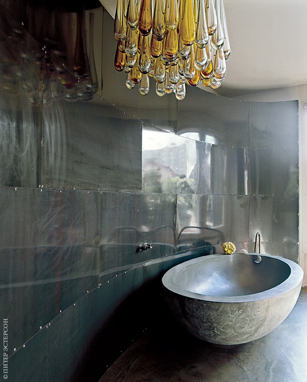 Бетонная ванна сделана по эскизу ЛевиТрюме. Люстра из муранского стекла.