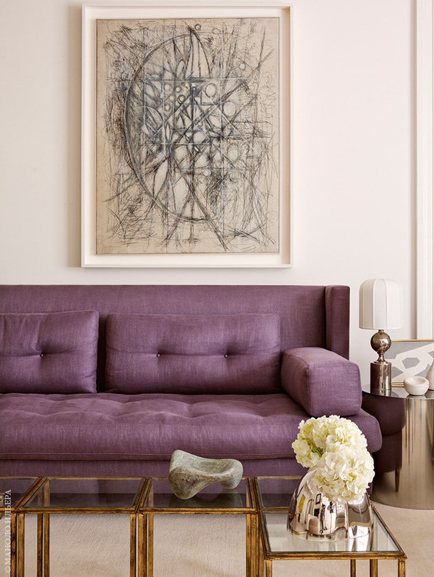 Над диваном сделанным по эскизам хозяйки работа художника Ричарда ПузеттДарта. Настольная лампа Maison Barbier.