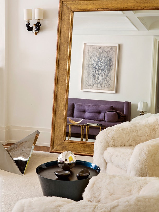 Фрагмент гостиной. В зеркале отражается диван сделанный по эскизам хозяйки квартиры. Металлическая скульптура на полу —...