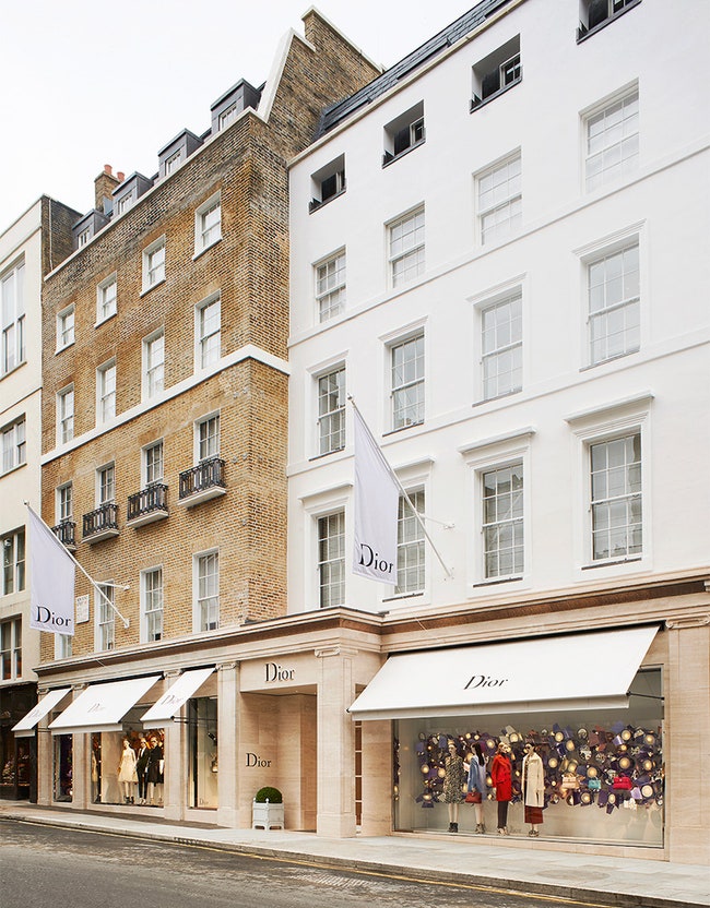 Разросшийся бутик Dior теперь занимает два здания на НьюБондстрит причем то что справа нельзя было перестраивать ни...