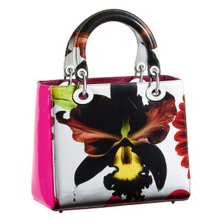 На одной стороне сумки — принт с орхидеей работы Куинна. На другой — его цветовая инверсия.