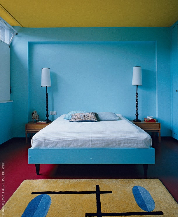 На полу спальни — копия ковра 1930х выполненная берлинской компанией TeppIch.de.