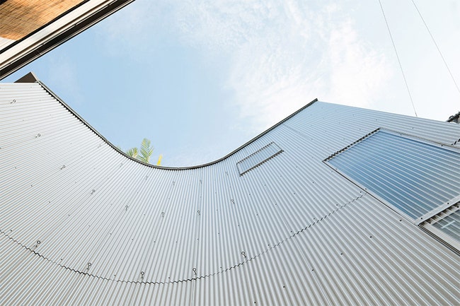 Дом с криволинейными фасадами «НамиНами» в Японии от архитектурной студии Flat House | Admagazine