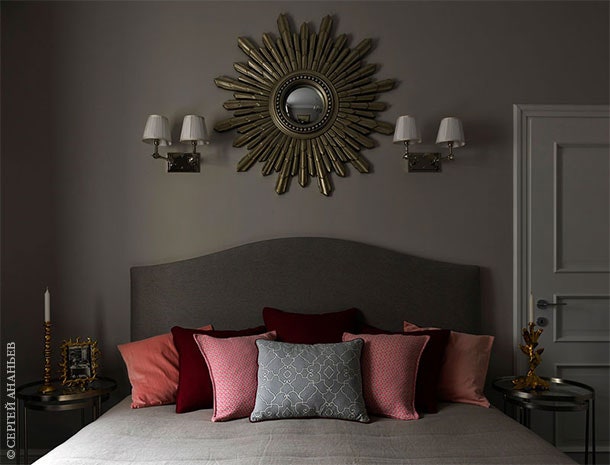 На прикроватных столиках в спальне поставлены подсвечники и рама для фото дизайна Стефана Галерно от французского ателье...