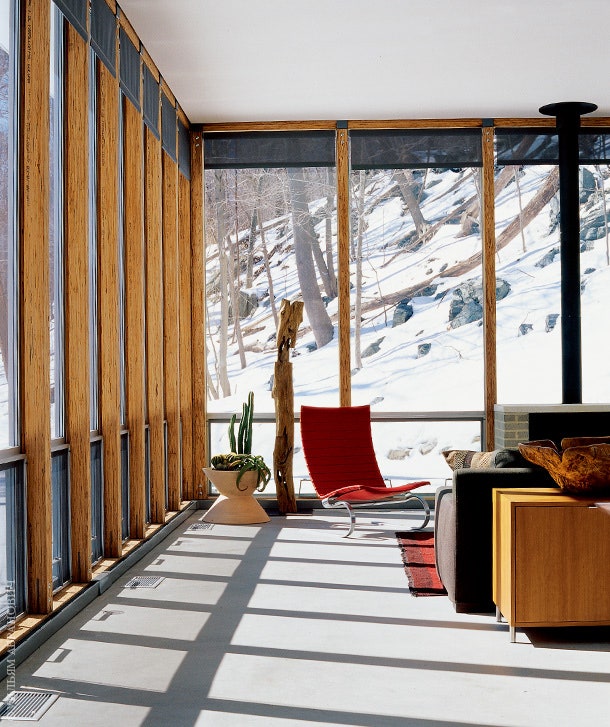 Окна от пола до потолка связывают интерьер с ландшафтом. Шезлонг дизайнер Поуль Керхольм 1967 год.