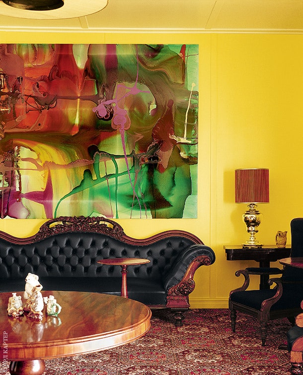 “Австралийская” комната. На стене — картина Дейла Фрэнка. Круглый стол из кедра. Карточный столик из кедра и розового...