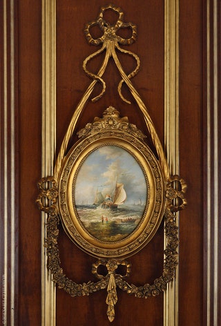 Фрагмент стеновой панели с росписью на стене гостиной королевского люкса.