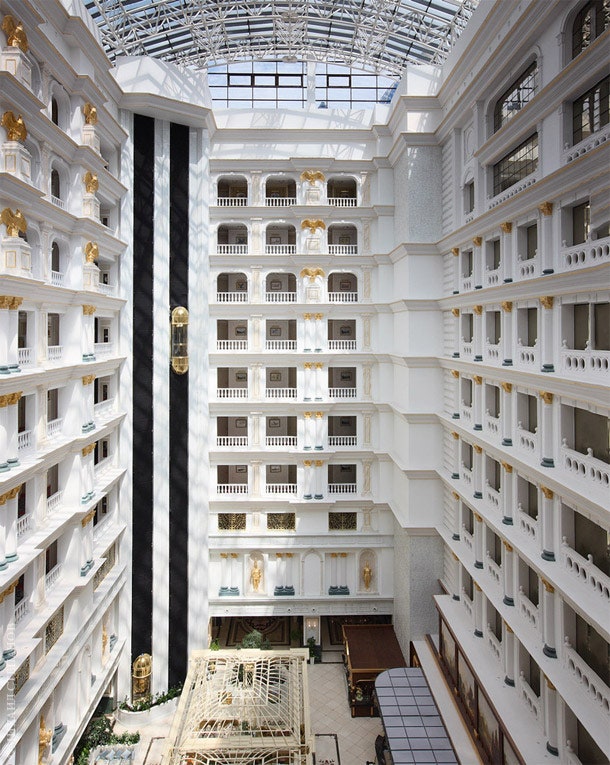 Центральное лобби отеля сделано в виде глубокого пронизанного светом атриума.