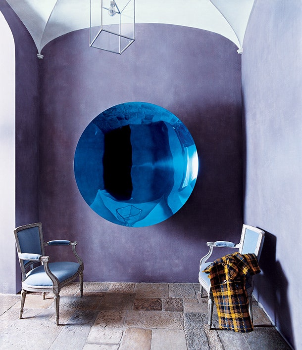 Лиловый и голубой — основные цвета прихожей. Два французских антикварных кресла в обивке от Designers Guild. Настенная...