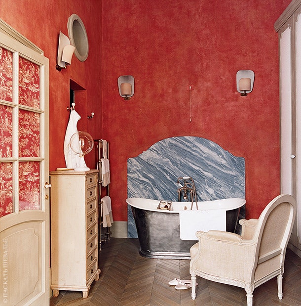 Красная туалетная комната. “Французская” ванна The Water Monopoly креслобержер в стиле Людовика XVI Histoire de Siège.
