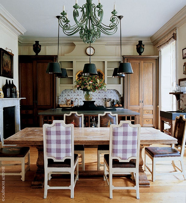 Мебель на кухне из мореного дуба сделана по эскизам Ники Хэслема.