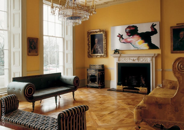 Гостиная на втором этаже. Справа — диван из испанского королевского дворца перетянутый тканью от Pierre Frey. Русскую...