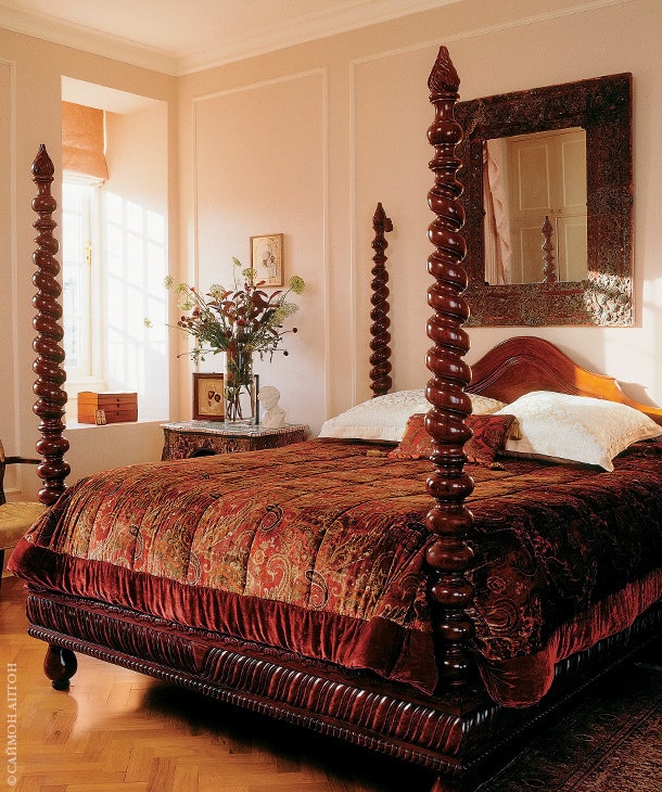 Спальня. Венецианская кровать из красного дерева XIX век. Рама зеркала итальянской работы XVII века обтянута бархатом а...