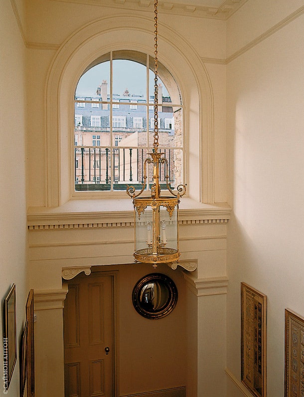 Лестничный холл. Французский фонарь XIX века был куплен в лондонском антикварном магазине.