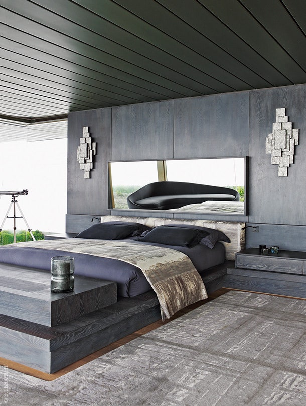 Спальня хозяев. Сделанная на заказ по дизайну Studio Parkington кровать из серого дуба размещена на подиуме.