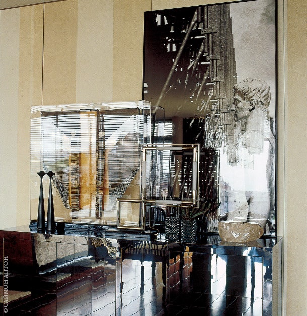 Фрагмент гостиной. Комод 1970х годов обшит листами полированного алюминия на фотографии Николаса Мартина — римский...
